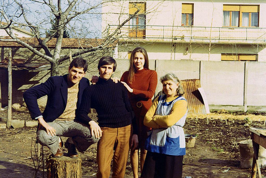 Giovanni con la mamma Severa, il fratello Ferruccio e la fidanzata Piera Angela